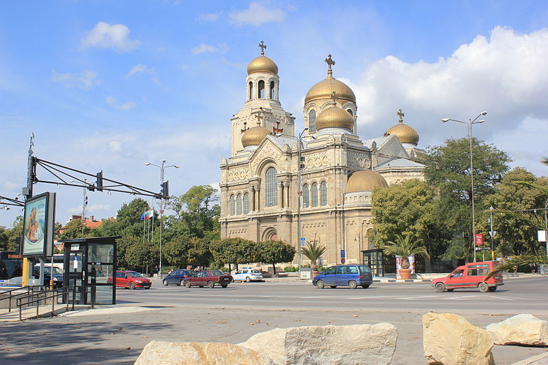 Собор находится на оживленном проспекте