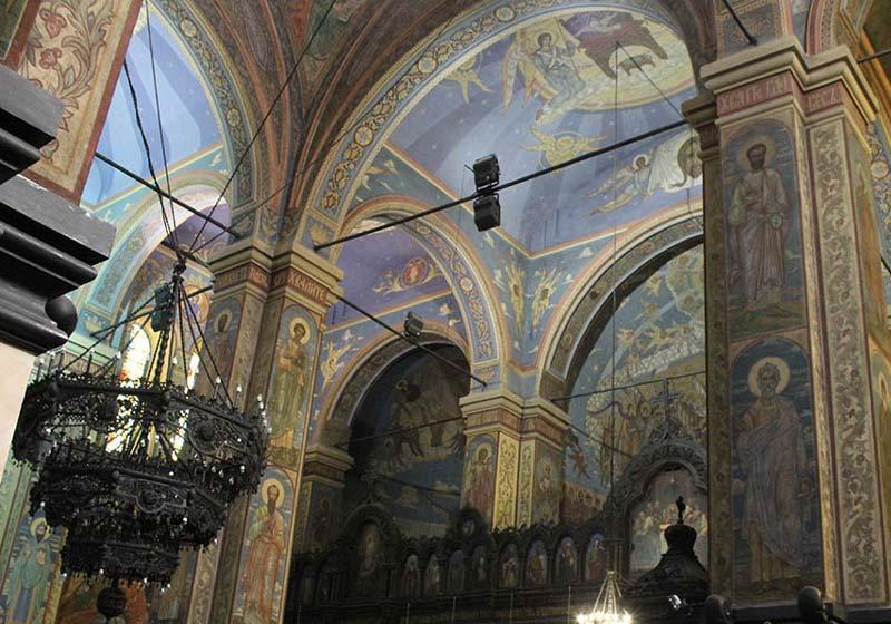 Искусные росписи покрывают стены и потолок собора