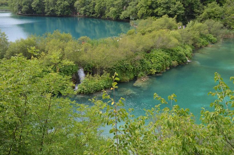 Нижние озера каскадом спускаются в долину