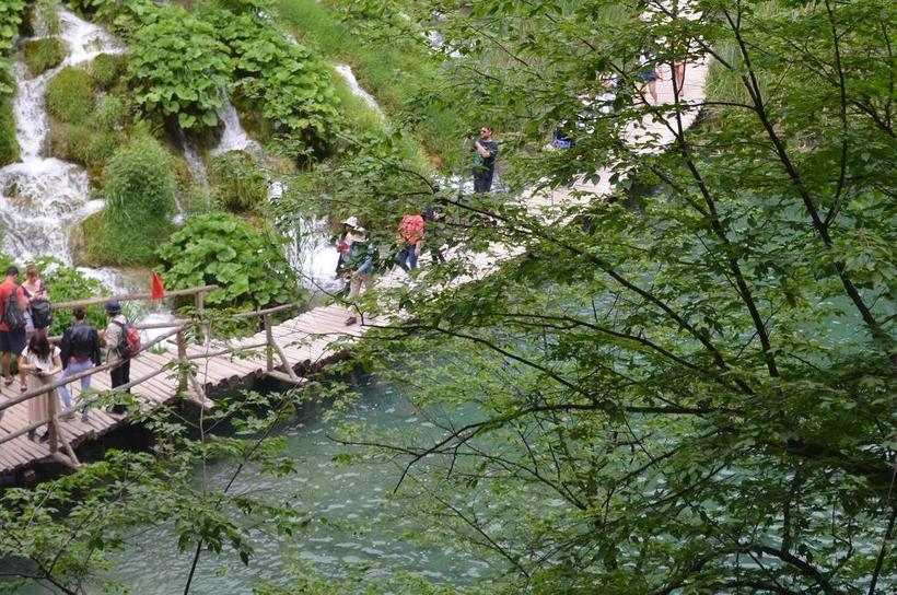 Одна толпа китайцев уходит, но уже на подходе следующие группы