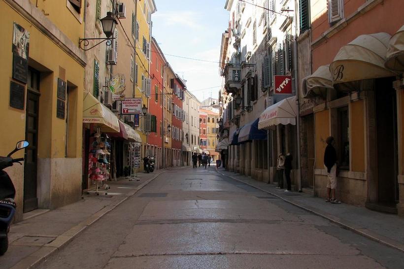 Вечером туристов гораздо меньше, чем днем: туристические группы уже отбыли