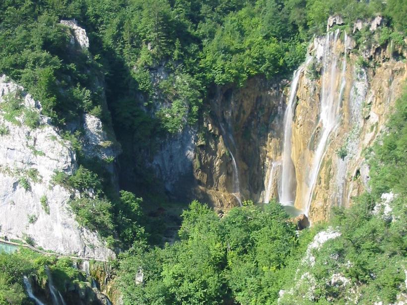 Сразу видно, насколько водопад большой