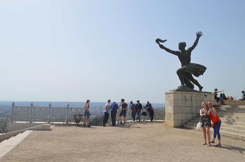 Заехав наверх автобусом или машиной, можно потом гулять в свое удовольствие на свежих ногах