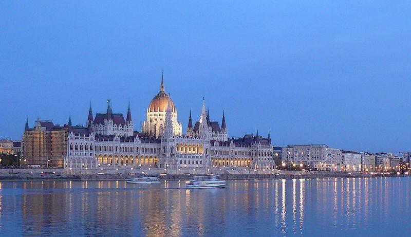 Вид на здание Парламента с набережной