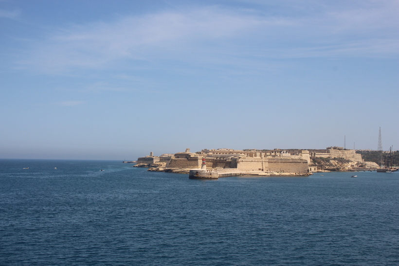 вид с набережной Валетты на форт