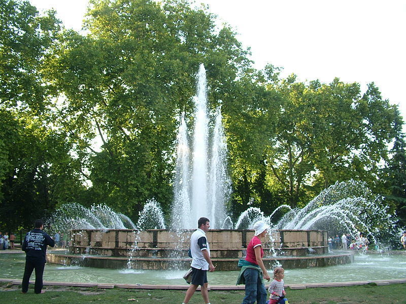 До недавнего времени фонтан выглядел совершенно старомодно. Несколько лет назад его модернизировали