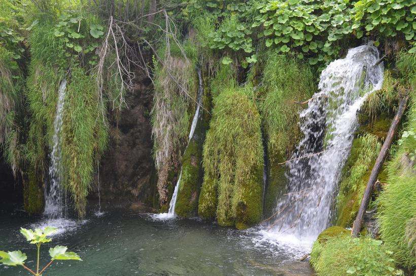 Вода в озере фантастически прозрачна