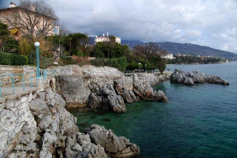 Пешеходная дорожка пролегает по самым красивым местам курорта