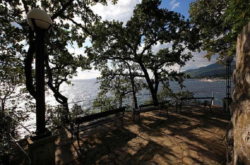 Здесь можно дать отдых ногам