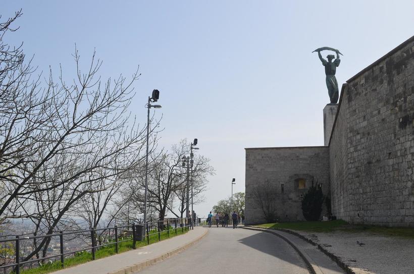 Стены крепости по-прежнему крепки