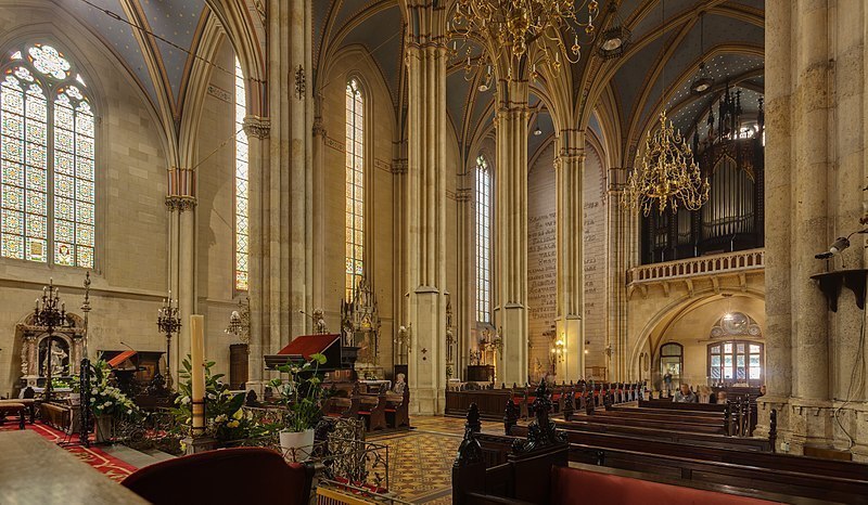 Собор стилизован под средневековую готику