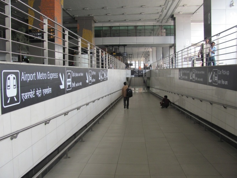 Дорога из здания аэропорта к станции экспресса