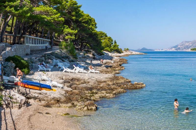 Отдыхающие возле променада