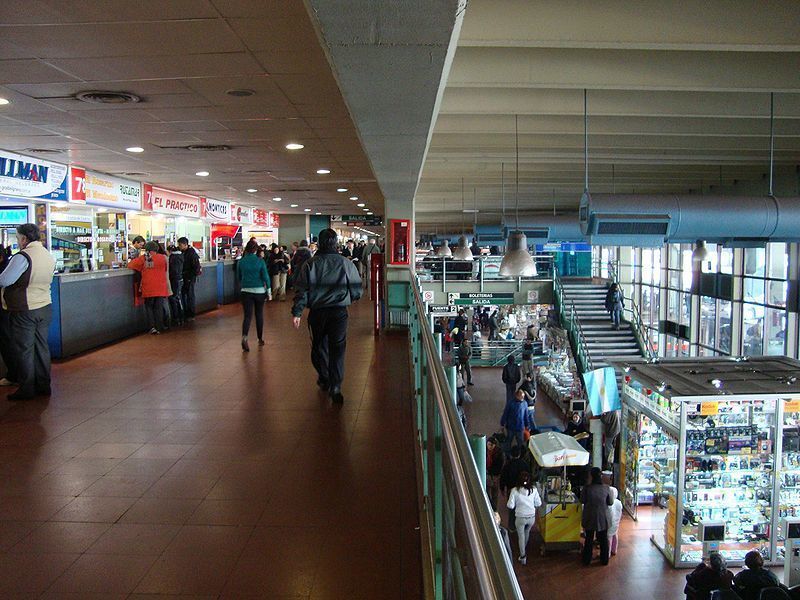 Наверху офисы продажи билетов, внизу кафе, магазины, места для ожидающих