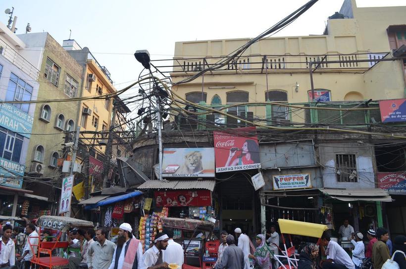 Паутина проводов и ненадежно закрепленных вывесок