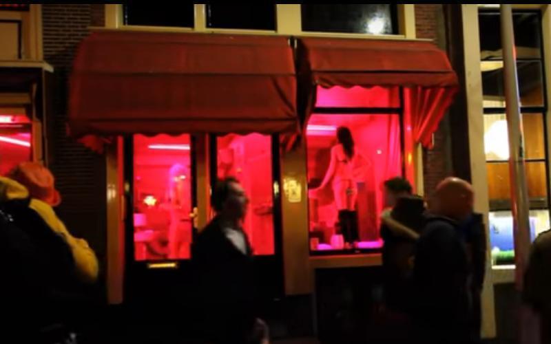 Фотографировать проституток удается только тишком