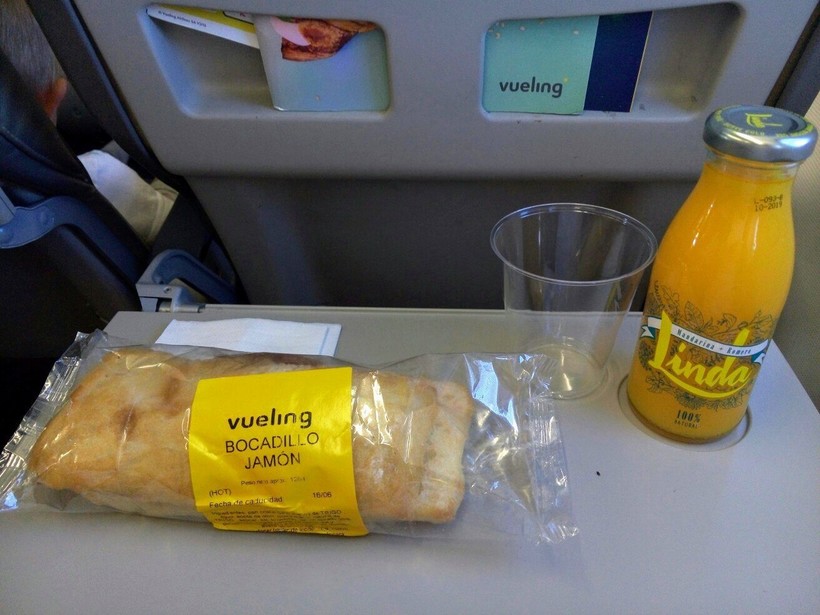самолётная еда авиакомпании Vueling