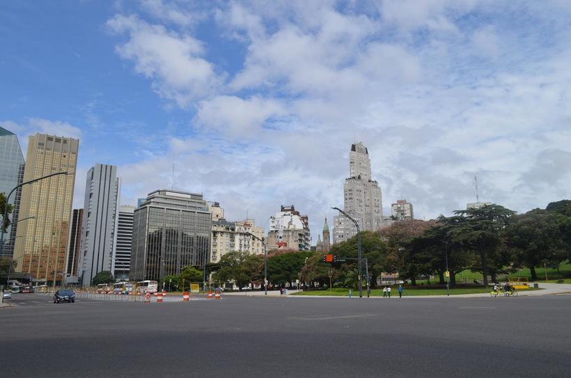 Вокруг площади расположены офисы солидных структур