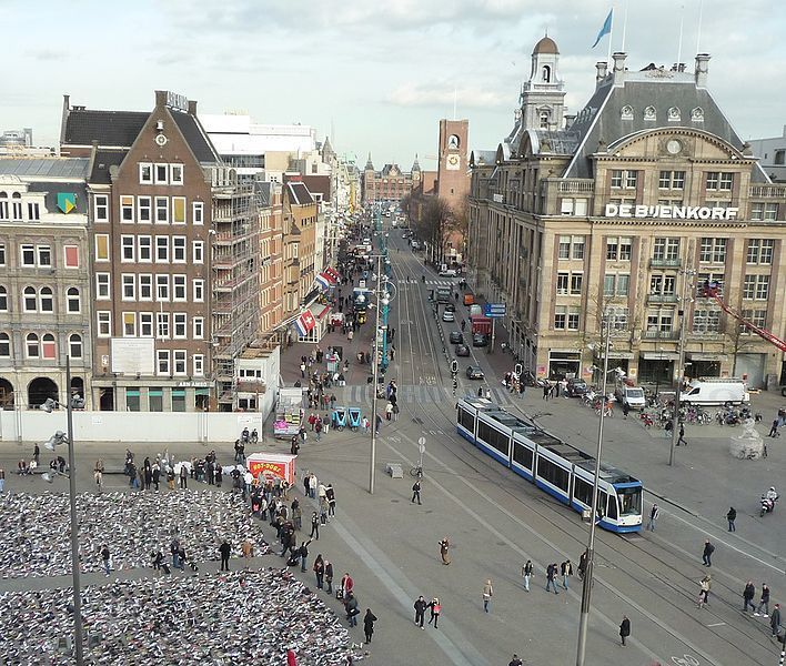 Трамвай на Дамраке. Вдалеке виден центральный вокзал Амстердама