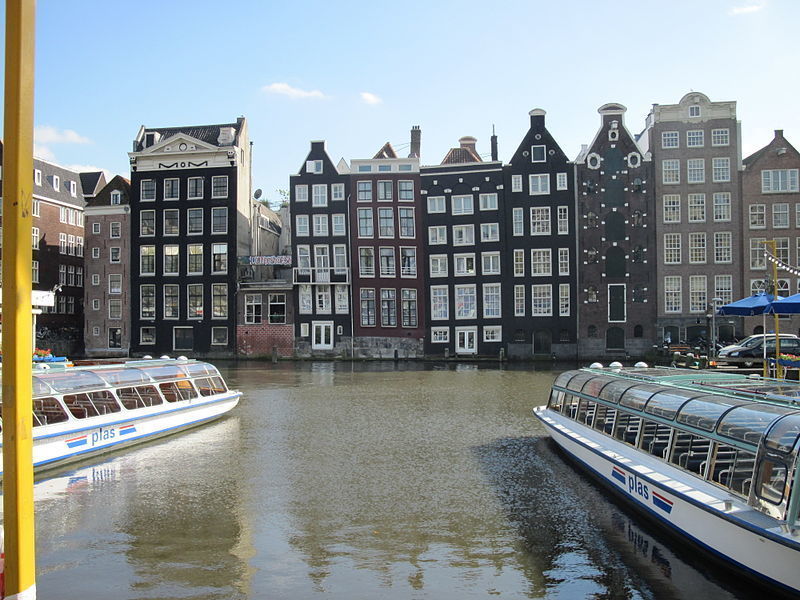 "Косые" дома в начале улицы Дамрак