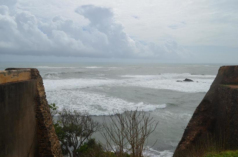 Через амбразуры бастионов виден Индийский океан