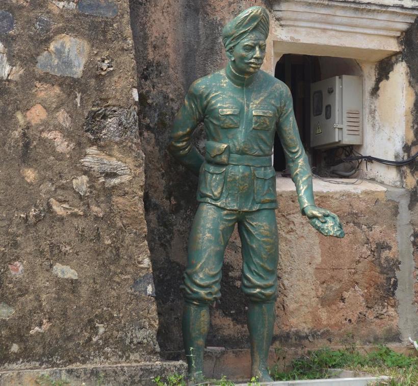 Одна из фигур около башни