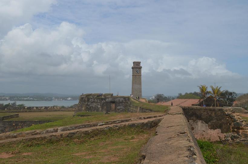 Если подняться на бастионы, можно увидеть часы более четко
