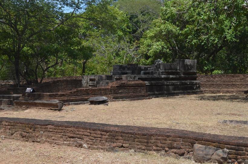 Где-то уцелели стены, где-то только фундаменты