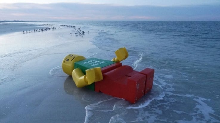 Блог - LEGO-гигант и еще 12 странных вещей, которые выбросило на берег моря LEGO-гигант и еще 12 странных вещей, которые выбросило на берег моря