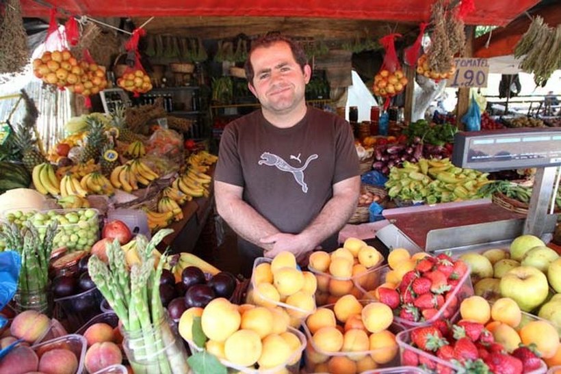 Типичный греческий продавец фруктов на улице
