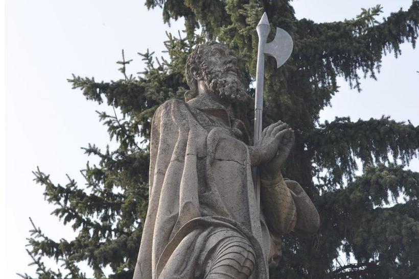 На Бога надейся, а сам не плошай, как бы говорит эта статуя