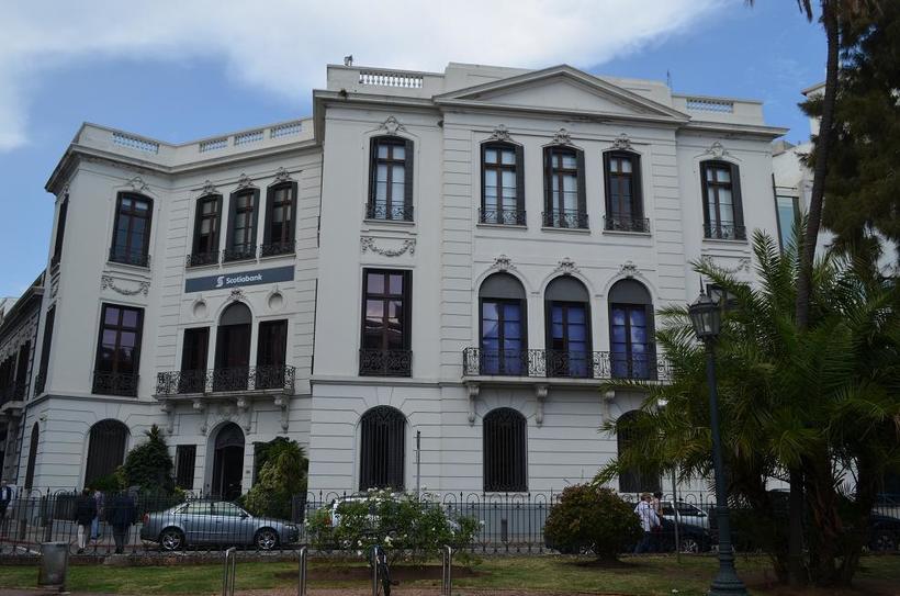 Найти парковку на площади сложно, но можно