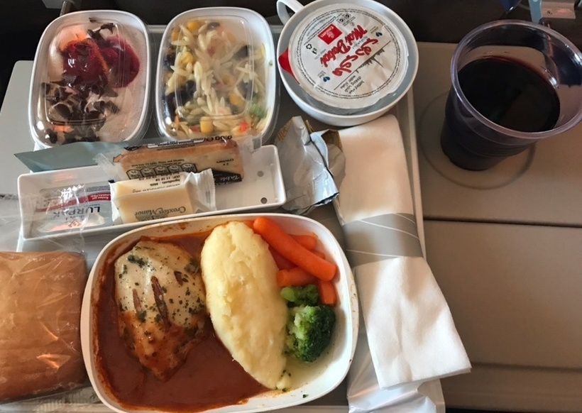 питание на борту самолёта Emirates