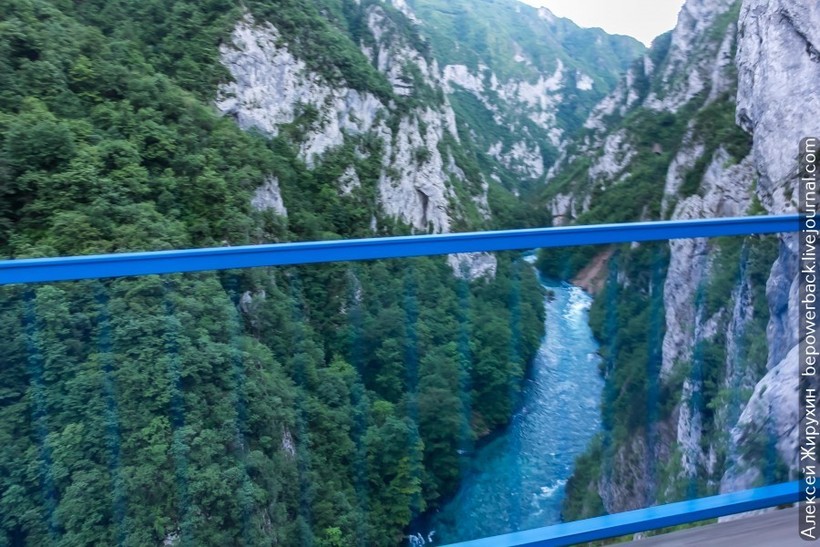 Дорога между Боснией и Черногорией — одна из красивейших границ