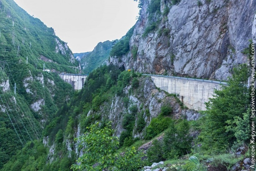 Дорога между Боснией и Черногорией — одна из красивейших границ