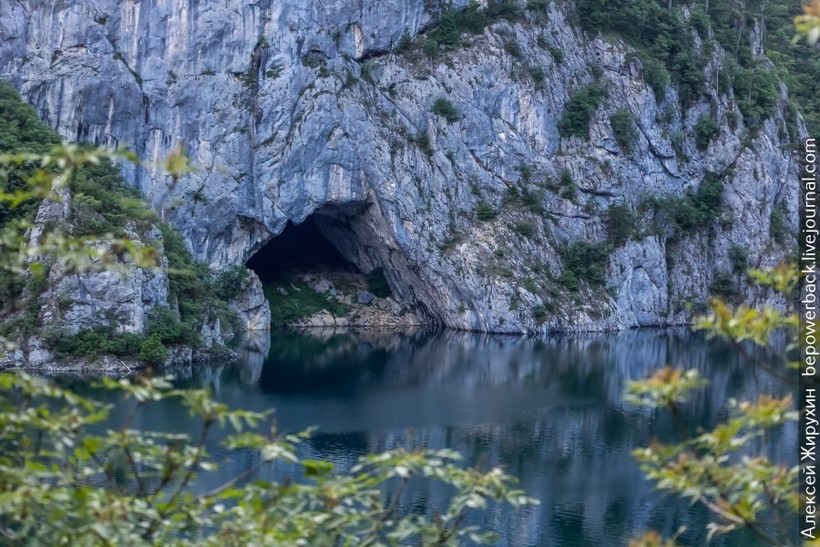 Дорога между Боснией и Черногорией — одна из красивейших границ