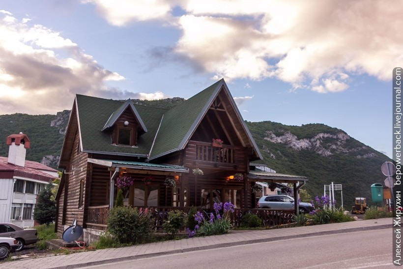 Дорога между Боснией и Черногорией — одна из красивейших границ