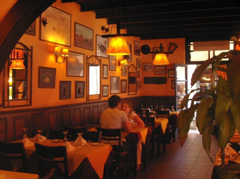 В здании рынка есть разные рестораны, в том числе очень приятные на вид