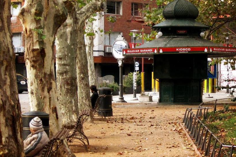 На улице Саранди много мест для отдыха