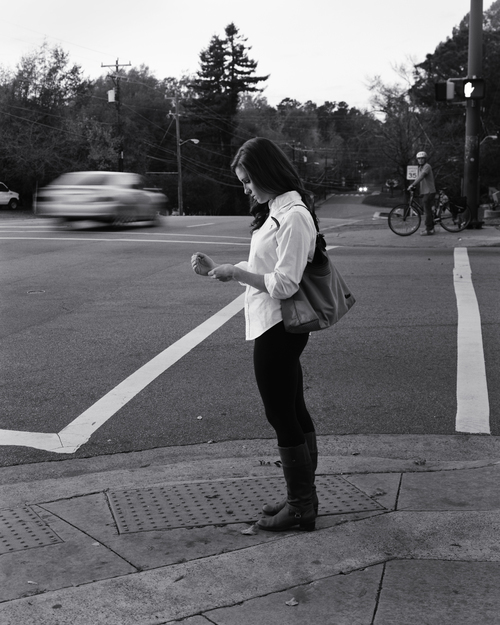 Между нами пропасть: 20 фотографий из повседневной жизни, с которых удалили телефоны