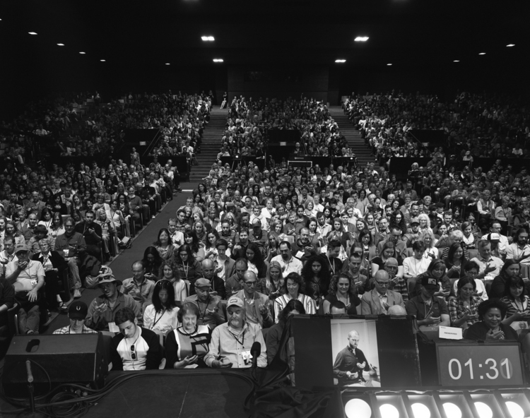 Между нами пропасть: 20 фотографий из повседневной жизни, с которых удалили телефоны