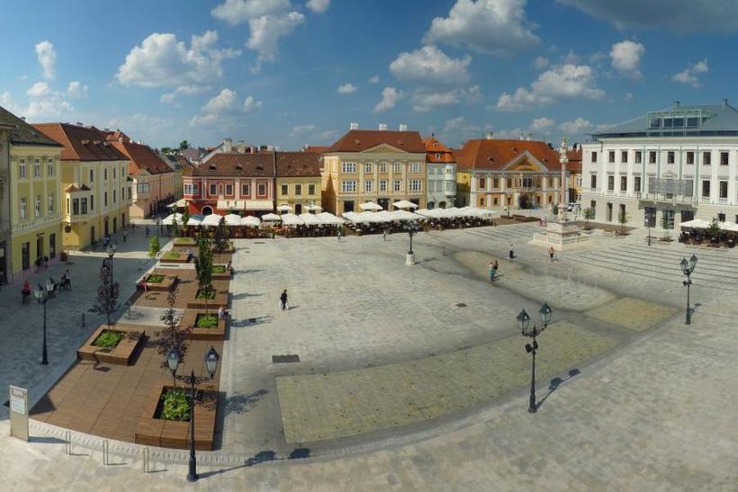 Панорама площади Старого города в Дьере