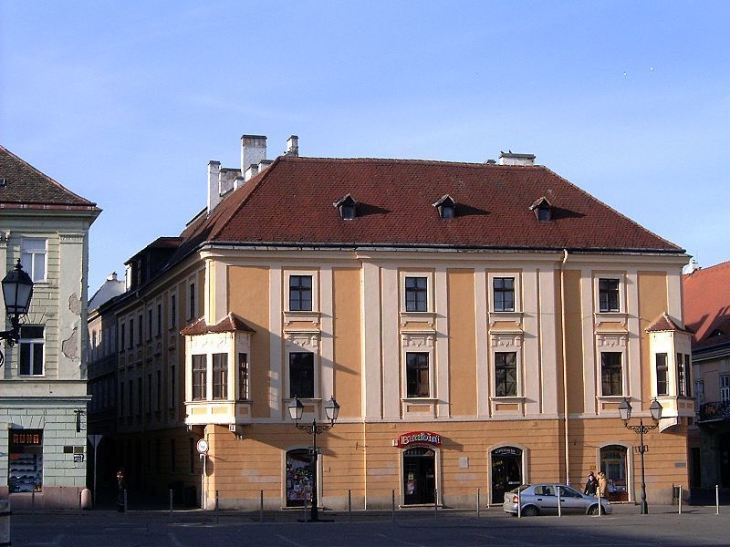 Одно из окрестных зданий