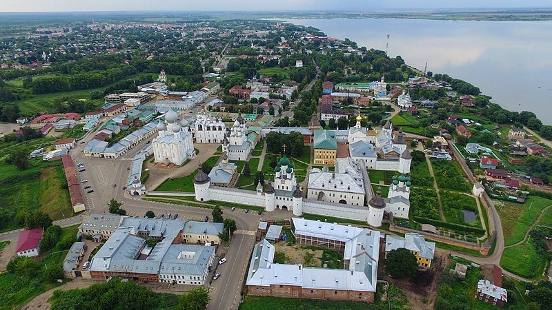 Панорама ростовского кремля. Припарковаться можно на площади сплева
