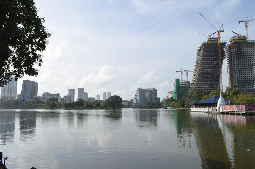 Район озера застраивается небоскребами