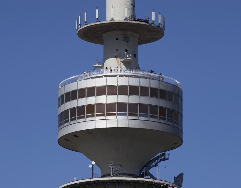 К сожалению, на самый верх подняться нельзя, посетителей пускают только до отметки 190 метров