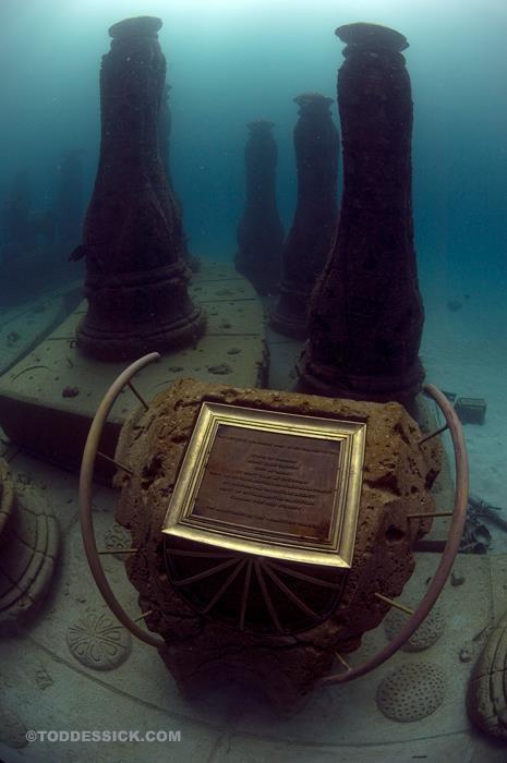 Как выглядит первое в мире подводное кладбище