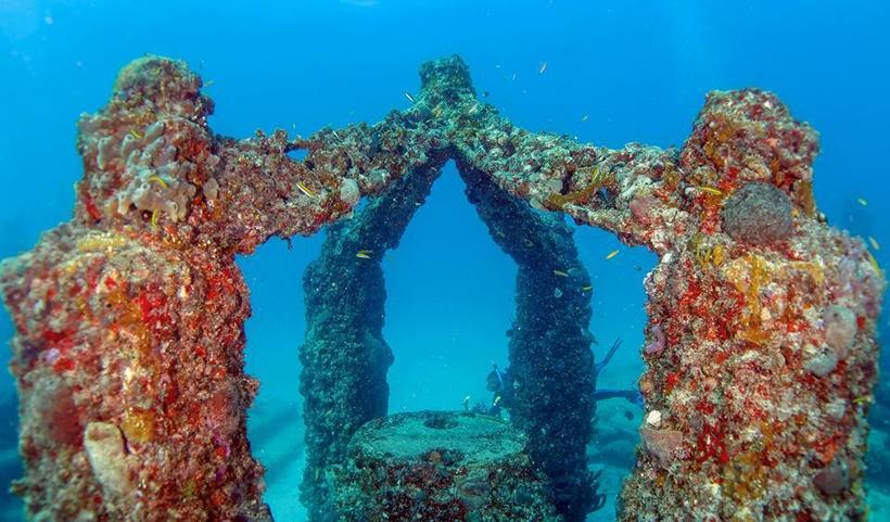 Как выглядит первое в мире подводное кладбище