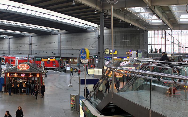 В главном холле легко найти еду