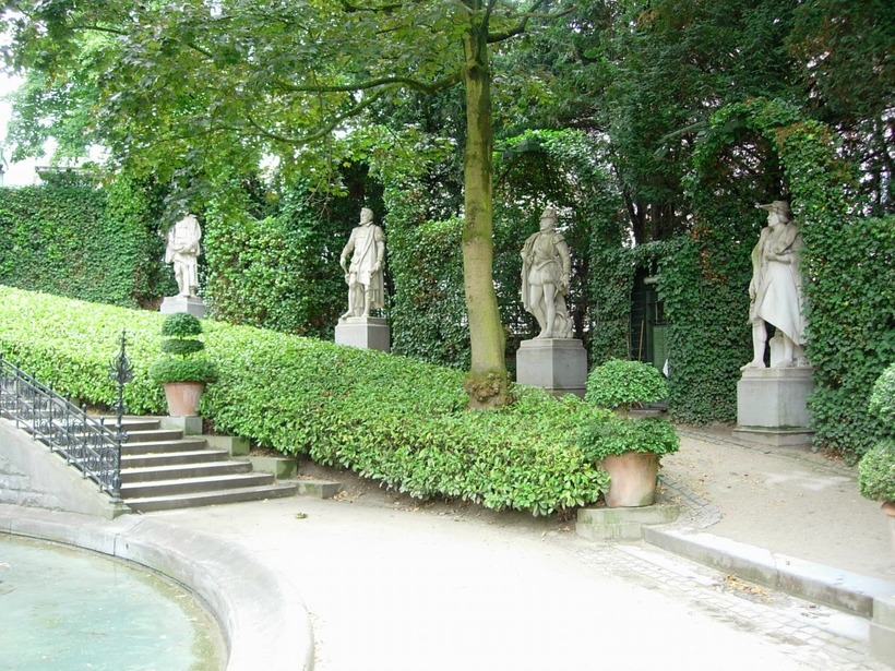 Для статуй бельгийских гуманистов устроены ниши